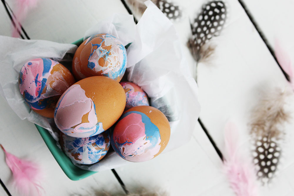 DIY Marbled Easter Eggs using Nail Polish - Try out this fun dip dyed technique . So easy and fast! Find more fun crafts, DIYs and recipes at EverSoBritty.com