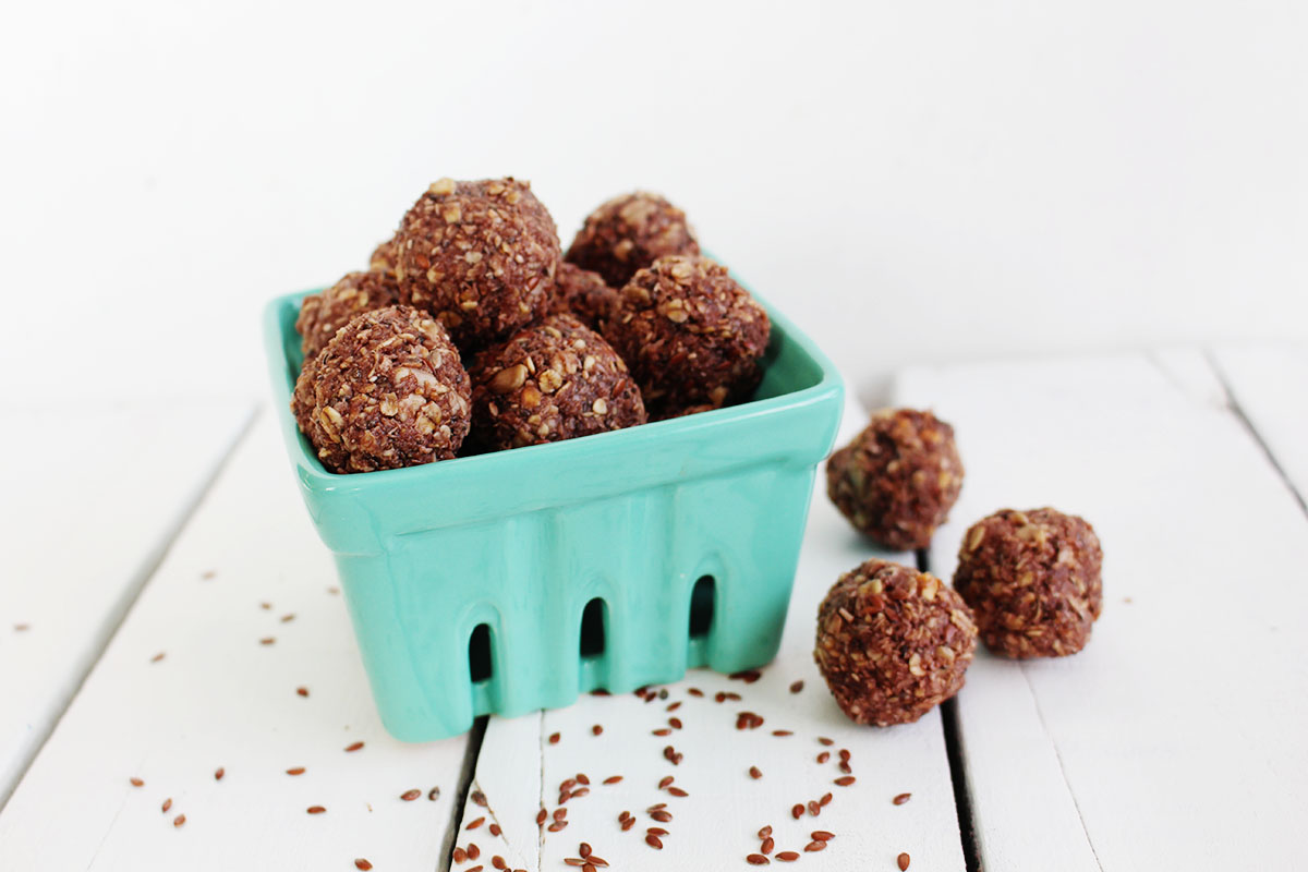 Learn how to make these yummy seed energy balls with this easy peasy recipe. Chia seeds, oats, peanut butter and more...delicious!
